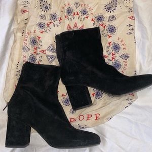 Black Free People booties 🖤🤍🖤🤍